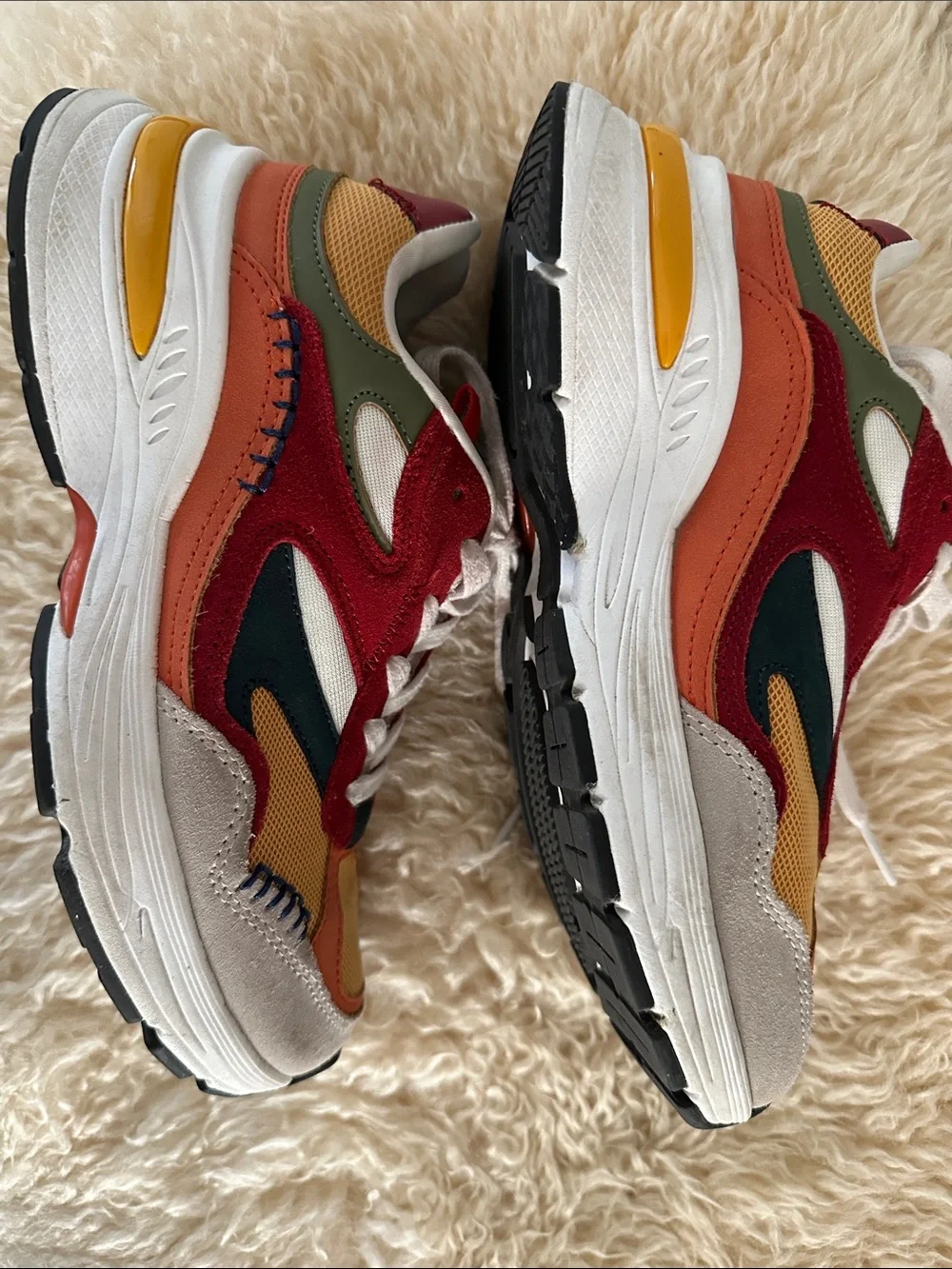 Desigual women’s size 7 athletic shoe
